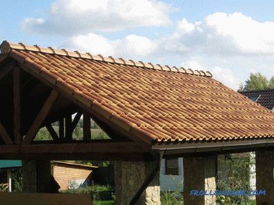 Kako pokriti krov sjenice - izbor krovove (+ fotografije)