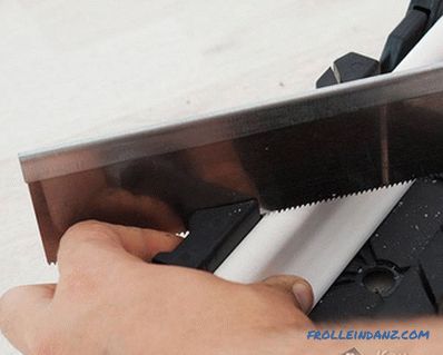 Kako lijepiti stropni postolje - ljepilo filete + fotografija
